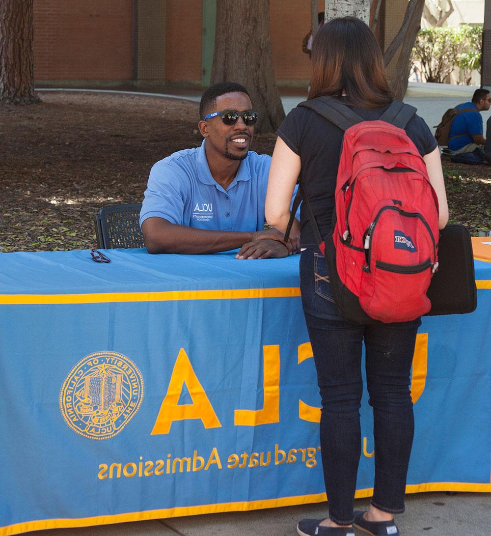 A representative from UCLA helps a PCC student interested in transfer.